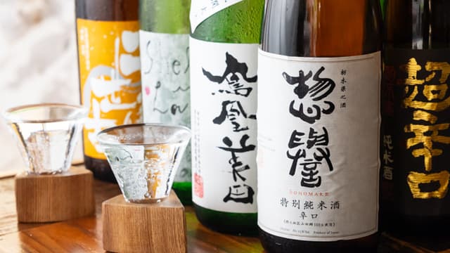 店内に並ぶ全国の地酒と御猪口