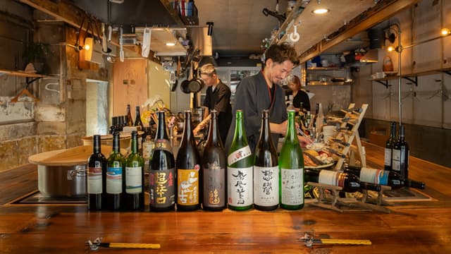 コの字カウンターと地酒の並ぶ店内